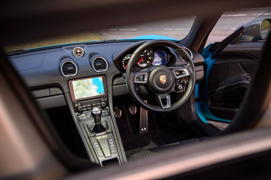 Торпедо Porsche 718 Cayman T (982C) 2019 года  (UK) (фото 22 из 40)